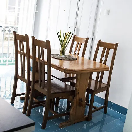 Locals & Vandrarhem *